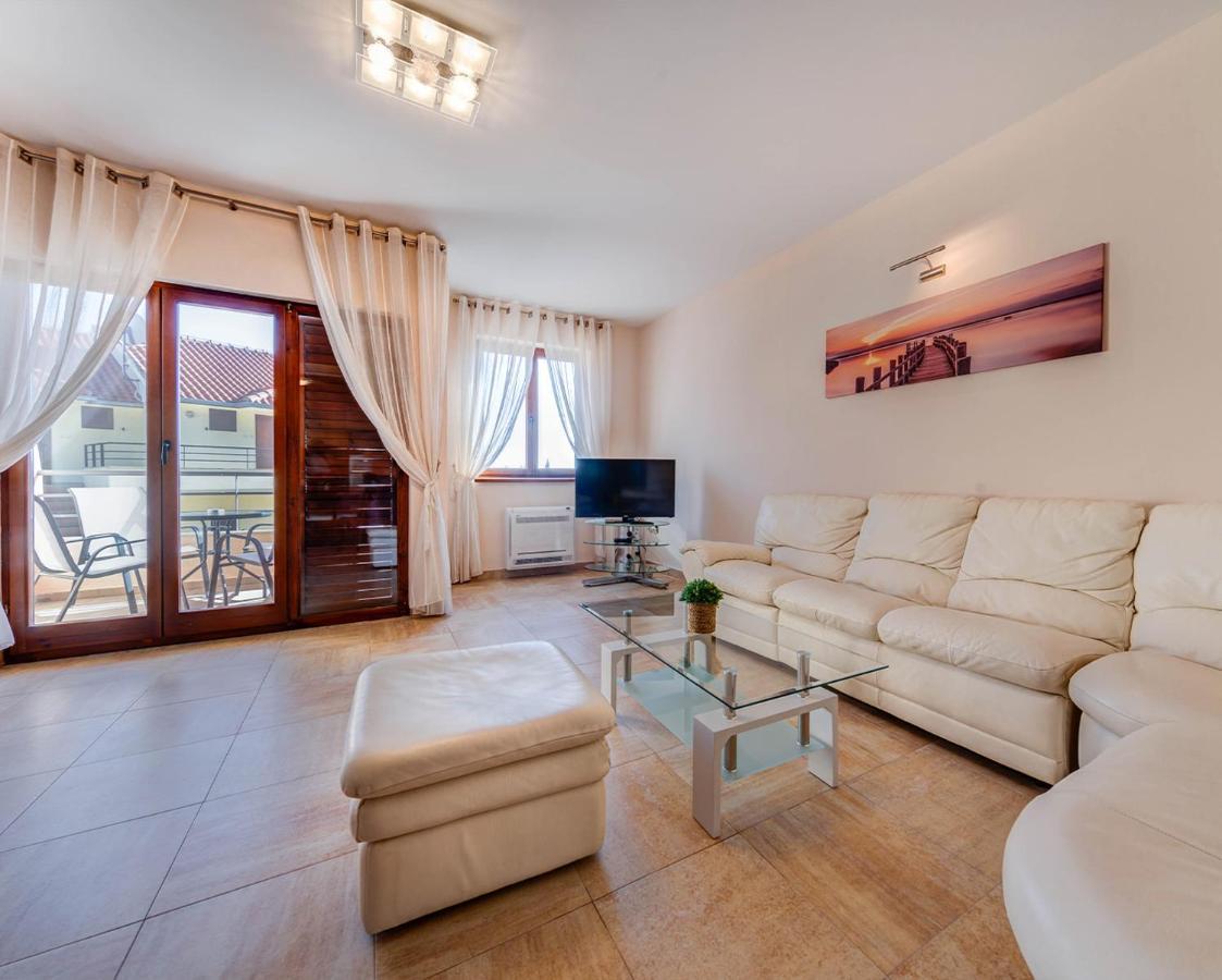 Port Adria Apartments Kamenari Kültér fotó